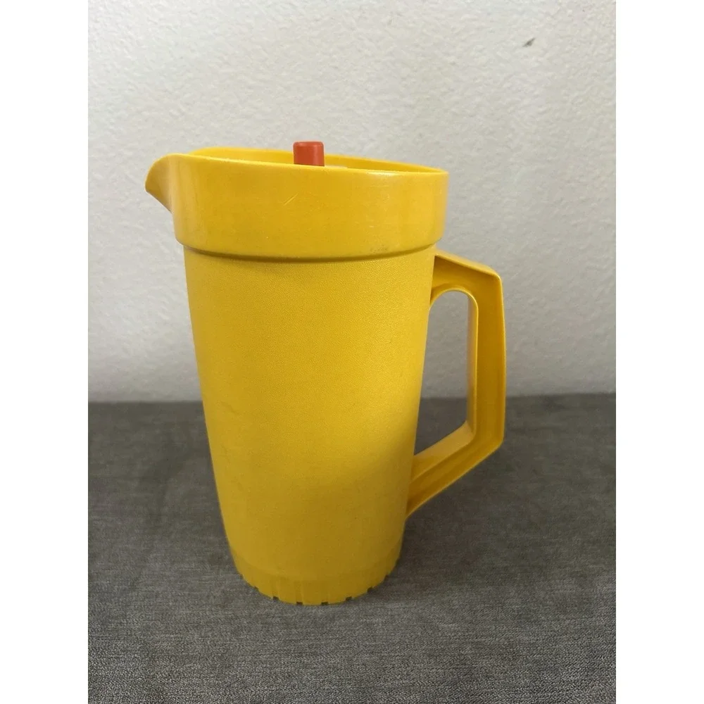 Vintage Tupperware Yellow 2 QtBeverage Pitcher Push Button Lid 800 Made in USA